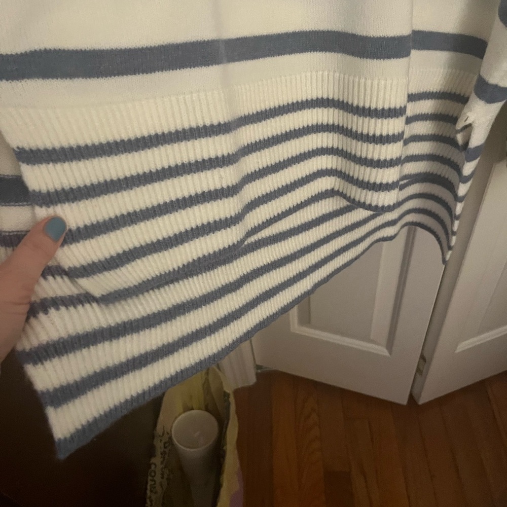 Striped White and Blue Sweater Size Large (low/high) hem NWOT Made by Maurice’s - Picture 4 of 6